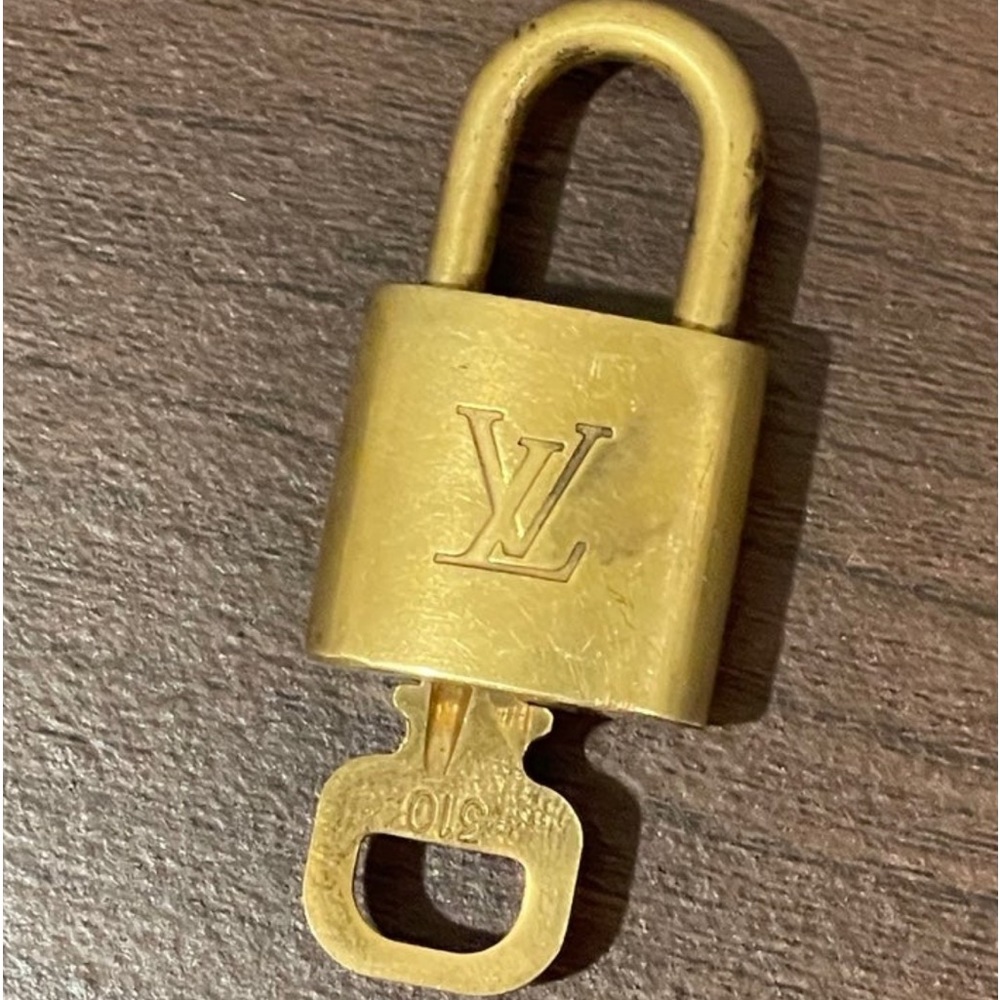 Authentic Louis Vuitton lock and key #310. Good condition.